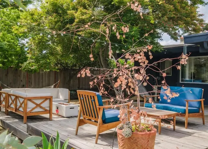 Old World Charm W/Dry Sauna & Water Front Dock
